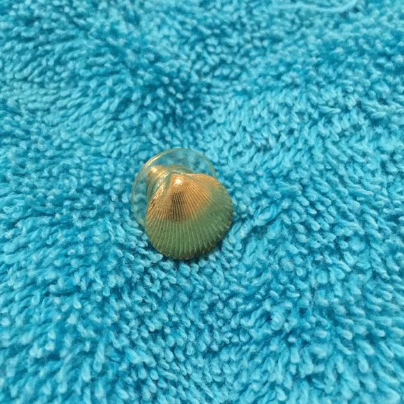 Gold tone sea shell earrings - Picture 3 of 3